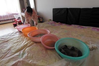 凉山楼上漏水，住户失联，小区没物管，业主维权难！律师来支招……